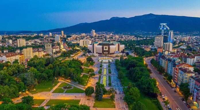 Vista aerea al tramonto del Palazzo Nazionale della Cultura a Sofia, Bulgaria