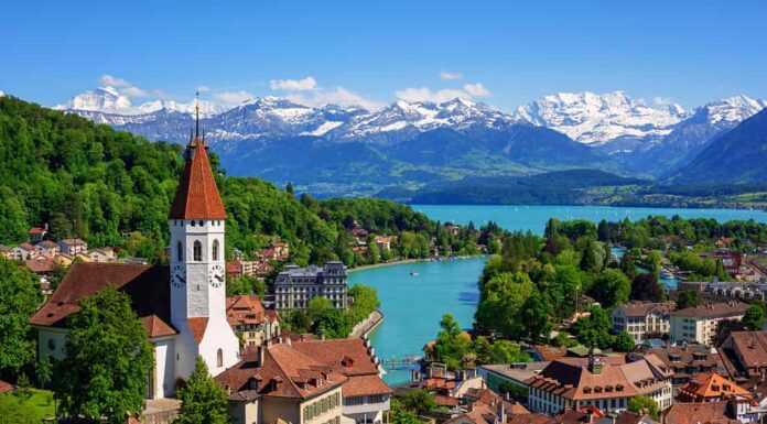 Storica città di Thun e il lago di Thun con le montagne innevate delle Alpi svizzere degli altopiani bernesi sullo sfondo, Canton Berna, Svizzera