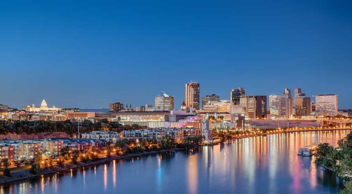 St. Paul, Minnesota skyline notturno lungo il fiume Mississippi
