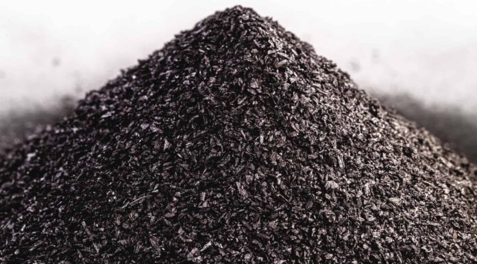 Mucchio di polvere da sparo isolato su sfondo bianco, prodotto esplosivo, realizzato con carbone, zolfo e salnitro