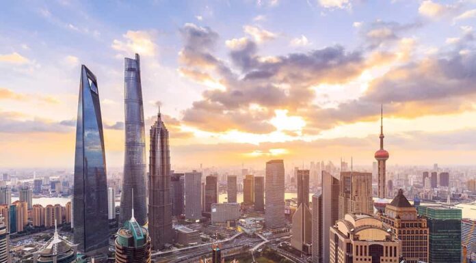 Orizzonte e paesaggio urbano di Shanghai al tramonto