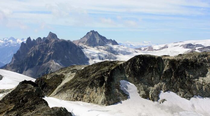 Picco piroclastico e il monte Cayley visti dalla cima della montagna Brandywine (Coast Mountains, British Columbia, Canada)