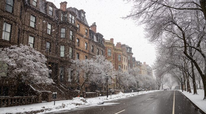 Strada vuota a Boston Back Bay durante una tempesta di neve