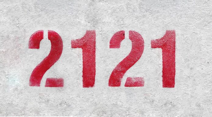 Numero rosso 2121 sul muro bianco.  Vernice spray.