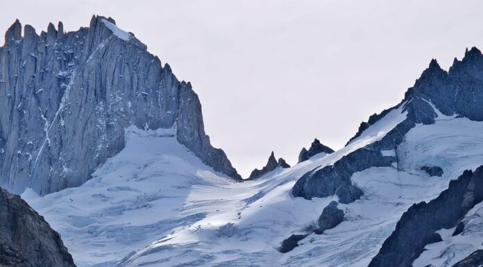 Una vista di un picco innevato vicino al cappuccio di neve nelle montagne delle Ande sulla strada per Fitz Roy vicino a El Chalten Patagonia Argentina