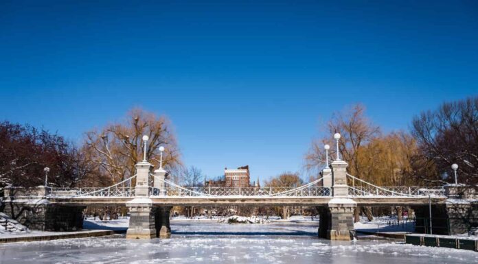 Inverno a Boston, neve e giornata soleggiata, ponte nel parco comune.  Clima tipico del Massachusetts in inverno