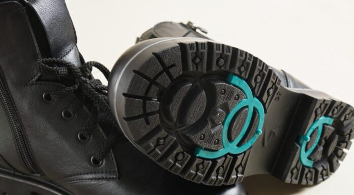 stivali con suola chiodata, scarpe invernali o da mezza stagione in pelle nera con speciali borchie retrattili sulla suola