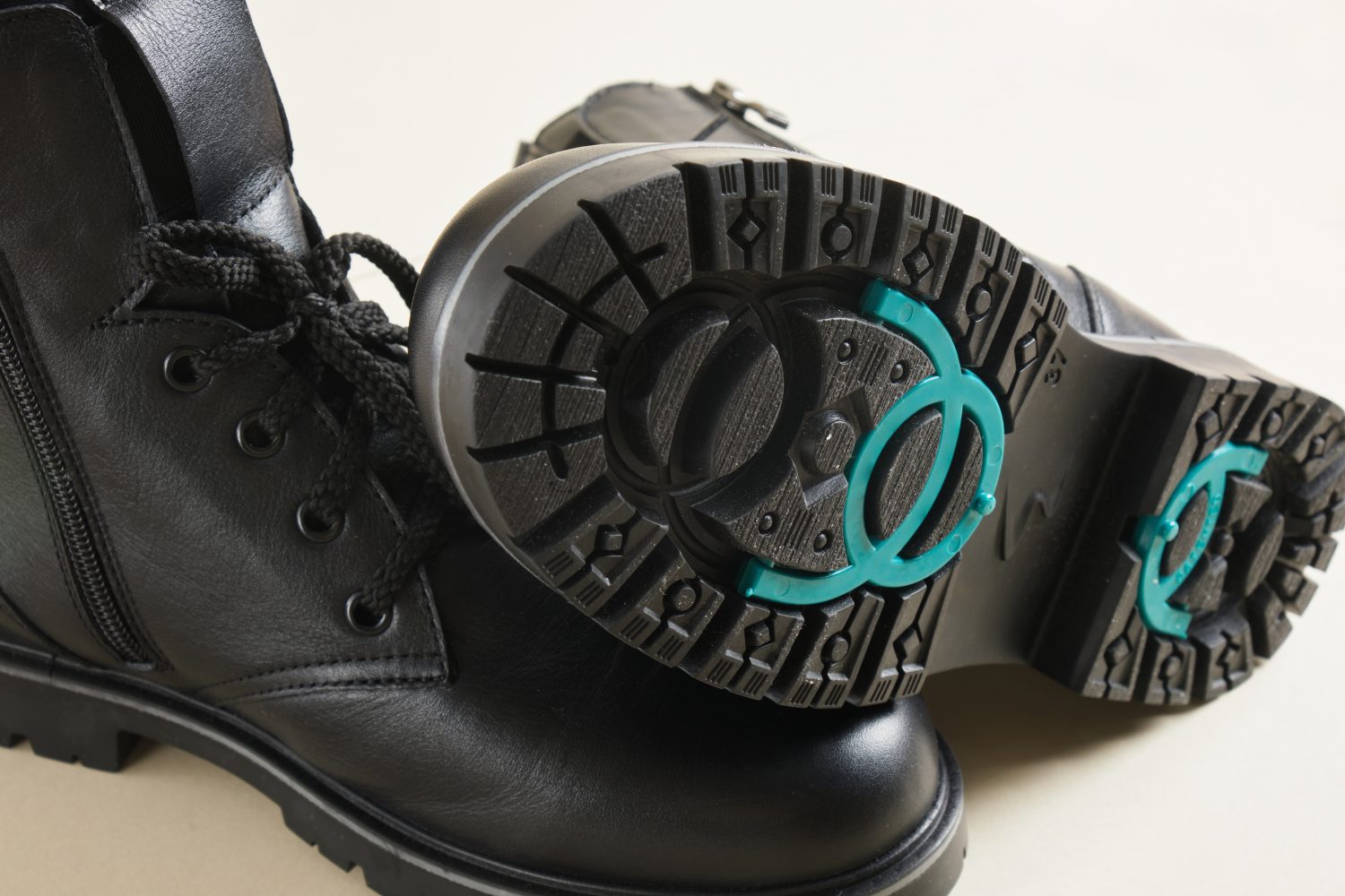 stivali con suola chiodata, scarpe invernali o da mezza stagione in pelle nera con speciali borchie retrattili sulla suola