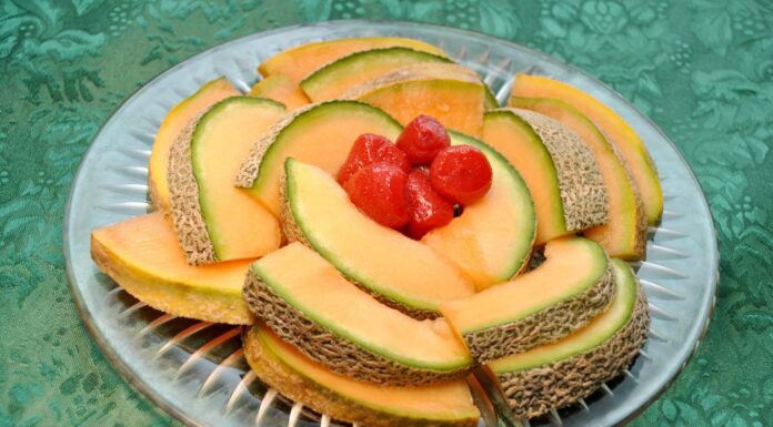 Cantalupo da colazione con fragole fresche su un piatto di vetro