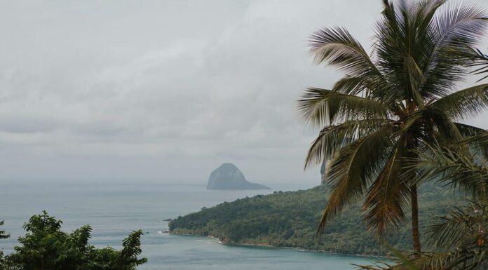 Paesaggio al tramonto dell'isola Príncipe a São Tomé e Príncipe