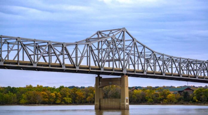 Cielo limpido sul fiume ponte di Peoria Illinois