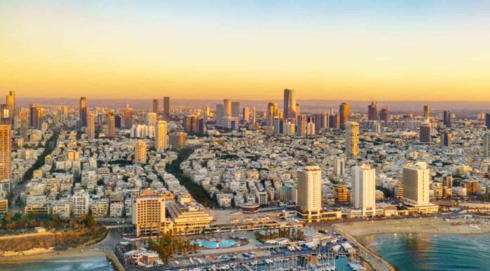 Vista aerea del tramonto sulla costa mediterranea di Tel Aviv, Israele.