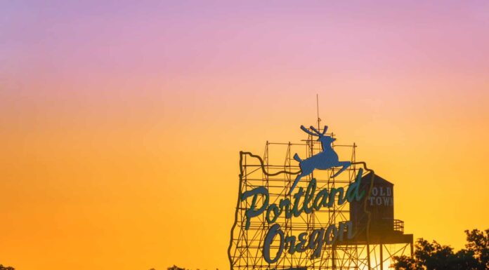 Tramonto sull'iconico cartello della Città Vecchia di Portland, Oregon, nel centro di Portland, Oregon