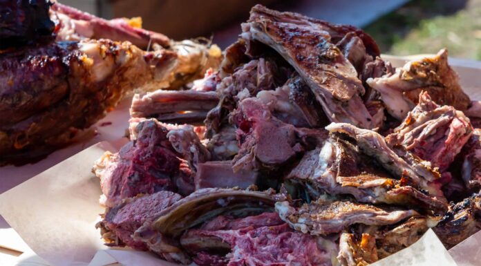 carne scura costolette di alce preda naturale selvatica cacciatore mucchio cibo delizioso grigliato sul tavolo di carta bianca