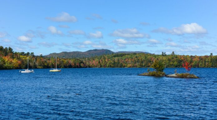 Barche sul lago Umbagog nel New Hampshire con cielo blu