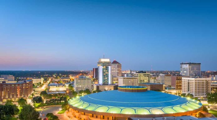 Wichita, Kansas, Stati Uniti d'America skyline del centro al crepuscolo.