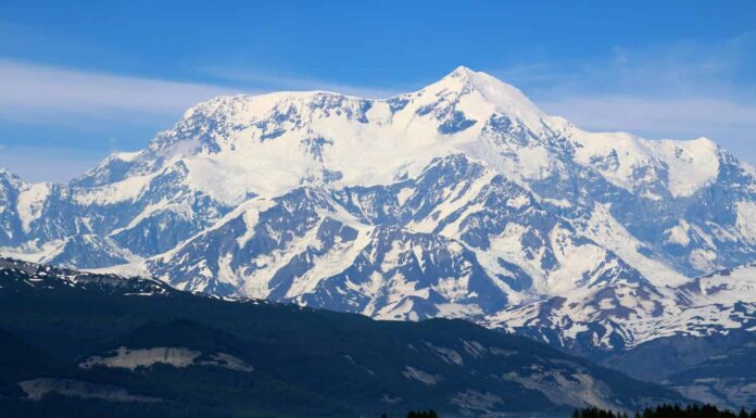 Il Monte Sant'Elia in Alaska visto da Icy Bay 