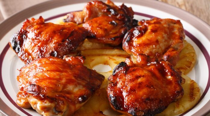 Huli Huli barbecue hawaiano: pollo alla griglia glassato con ananas in primo piano.  orizzontale