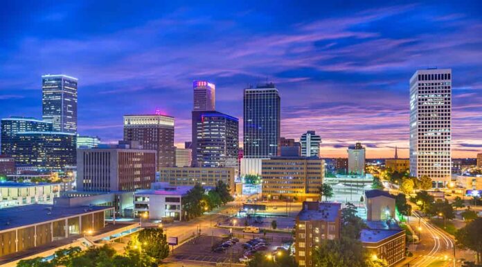 Orizzonte di Tulsa, Oklahoma, USA al crepuscolo.