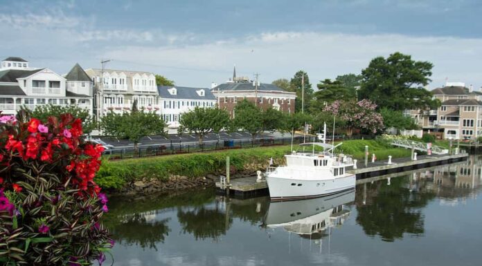 Vista del centro di Lewes Delaware dal ponte levatoio con acqua del canale, fiori e barca
