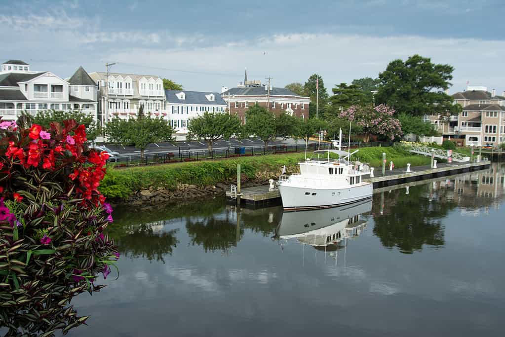 Vista del centro di Lewes Delaware dal ponte levatoio con acqua del canale, fiori e barca