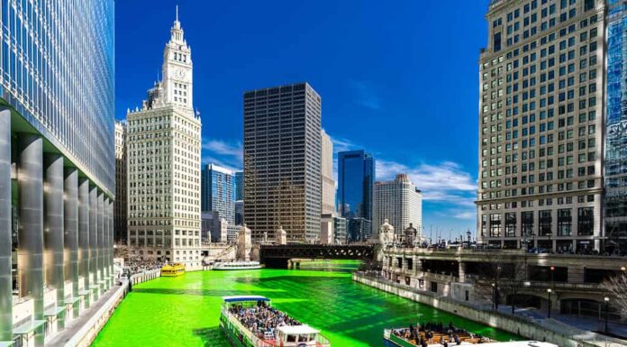 Edificio sullo skyline di Chicago lungo il fiume colorante verde del fiume Chicago durante il festival del giorno di San Patrizio nel centro di Chicago IL USA