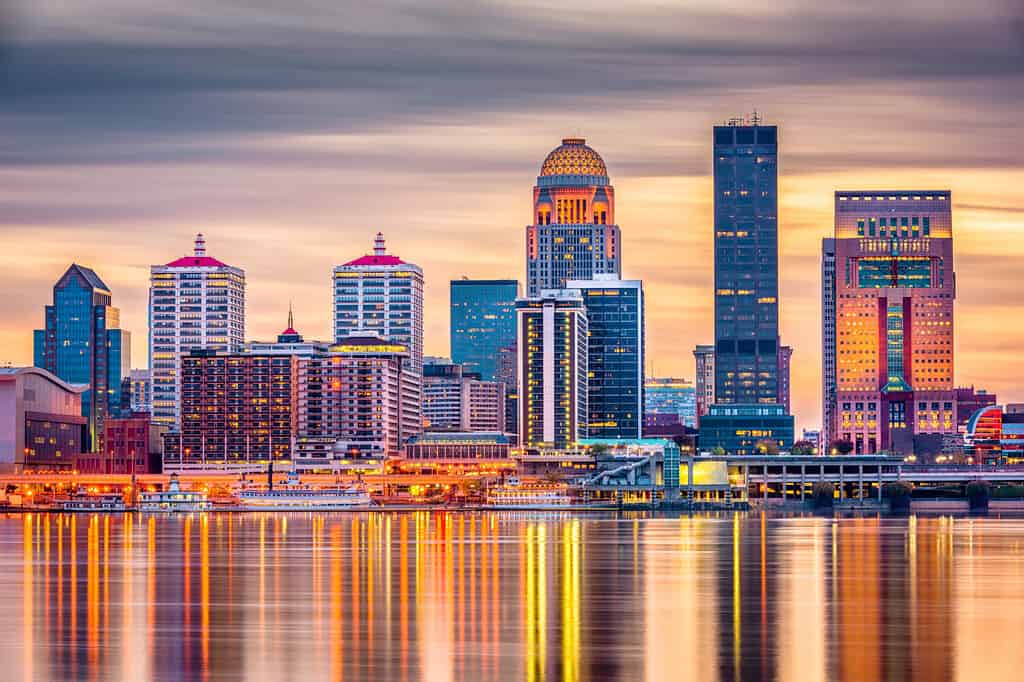 Louisville, Kentucky, Stati Uniti d'America skyline del centro sul fiume Ohio al crepuscolo.