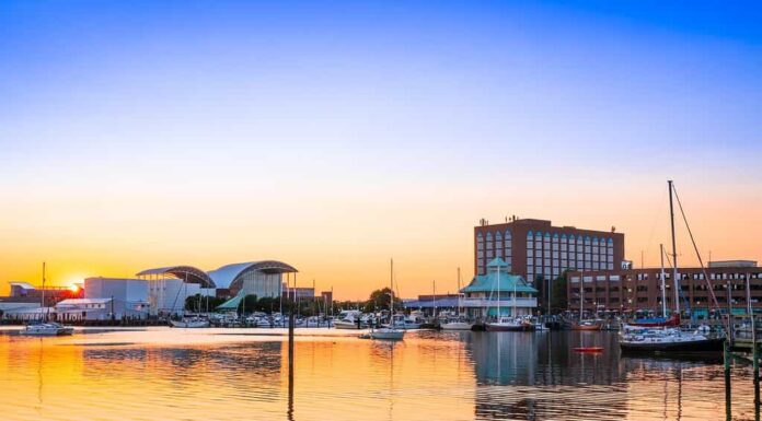 Vista di Hampton, Virginia, lungomare del centro