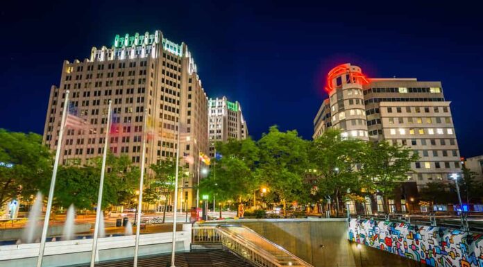 Edifici moderni e stazione della metropolitana di notte, nel centro di Bethesda, nel Maryland.