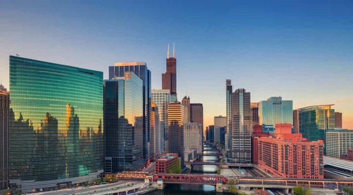 Chicago all'alba.  Immagine del paesaggio urbano del centro di Chicago all'alba.