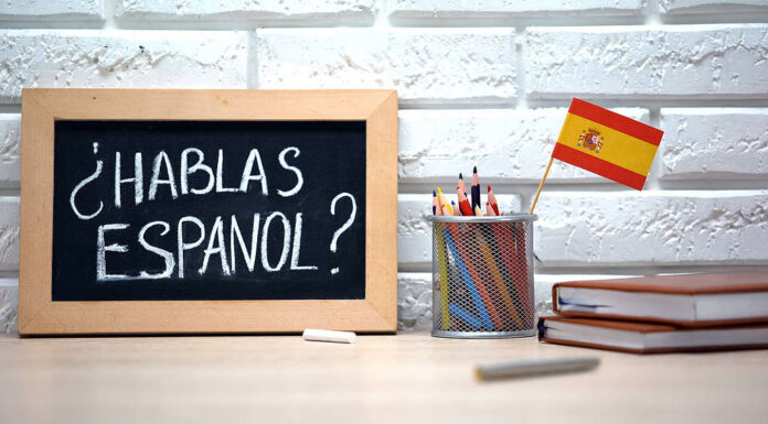 Parli spagnolo scritto a bordo, bandiera internazionale nella scatola, lingua