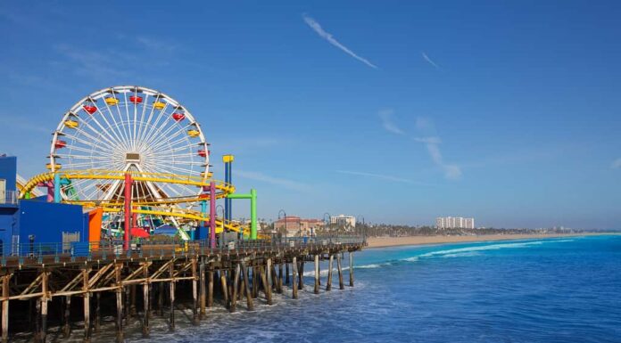 Ruota panoramica del molo di Santa Monica in California USA sull'Oceano Pacifico blu
