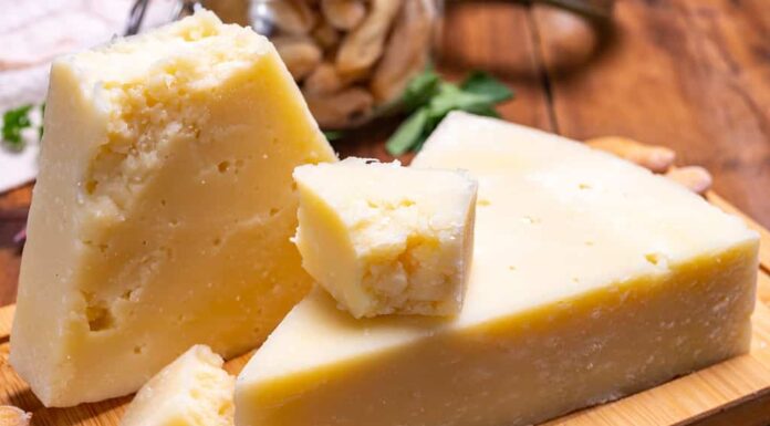 Pezzi di pecorino romano stagionato prodotto con latte di pecora del Lazio, della Sardegna o della Toscana