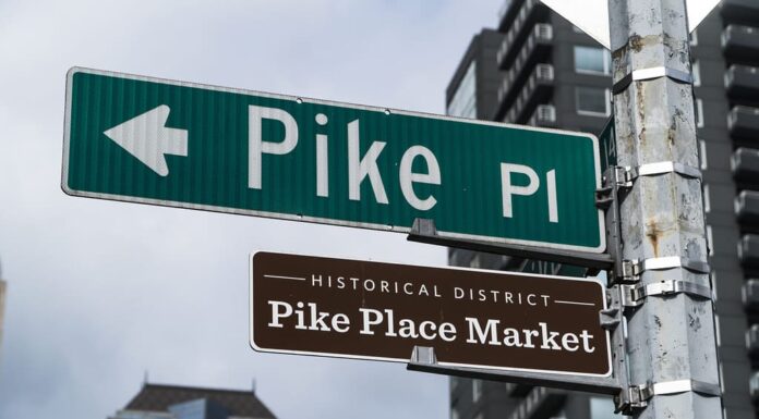 Segnale stradale del mercato di Pike Place al mercato pubblico di Pike Place a Seattle: sede dell'originale caffetteria Starbucks.