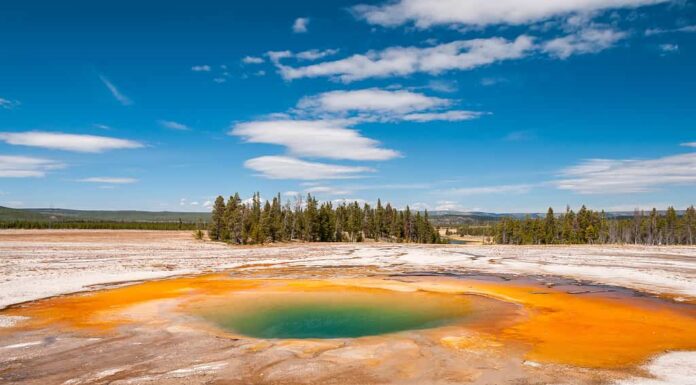 Bacino geotermico colorato.