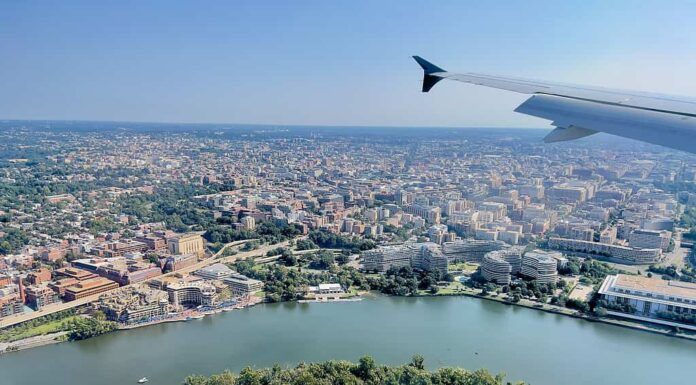 Vista aerea / Isola Theodore Roosevelt e il complesso Watergate sotto l'ala.