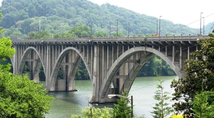Henley Street Bridge sul fiume Tennessee, TN