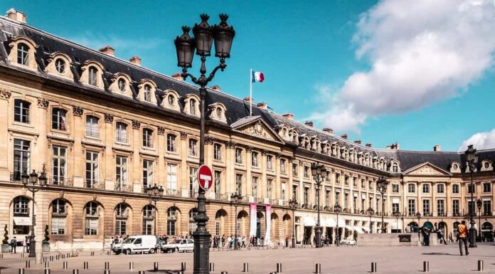 Foto di una giornata di sole in Place Vendome a Parigi, Francia