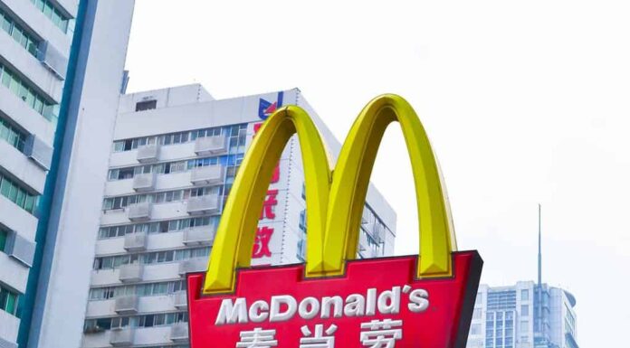 MIANYANG, CINA - 31 maggio: Un logo di McDonalds in un ristorante a MianYang, Cina, il 31 maggio 2013.McDonald's è una delle principali catene di ristoranti fast-food in Cina.