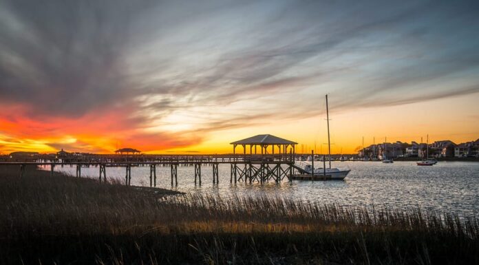 Un tramonto infuocato si estende su James Island, vicino a Charleston, SC.