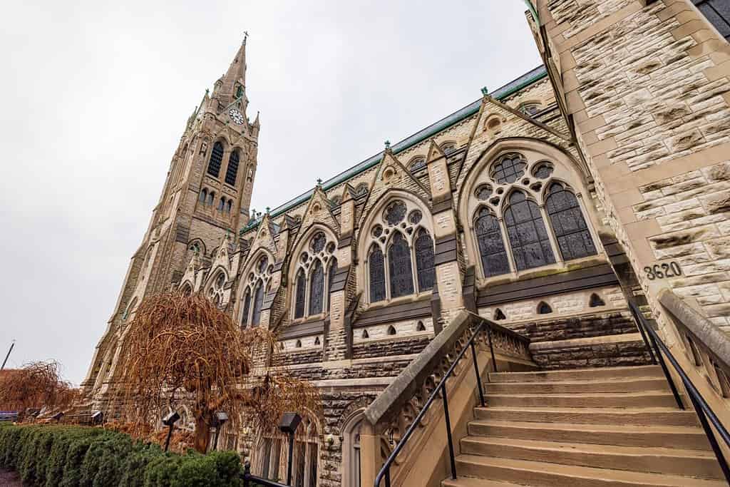 Vista nuvolosa della vista interna della chiesa del St. Francis Xavier College nel Missouri