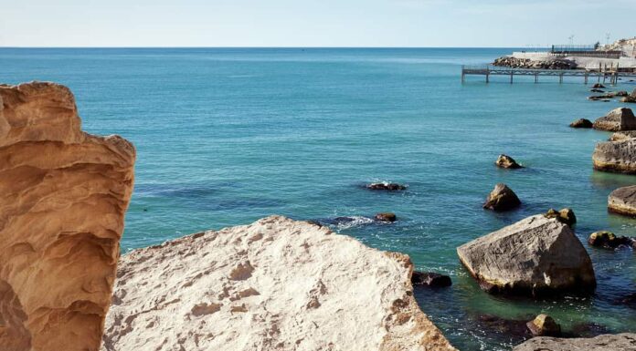 Costa rocciosa del Mar Caspio.