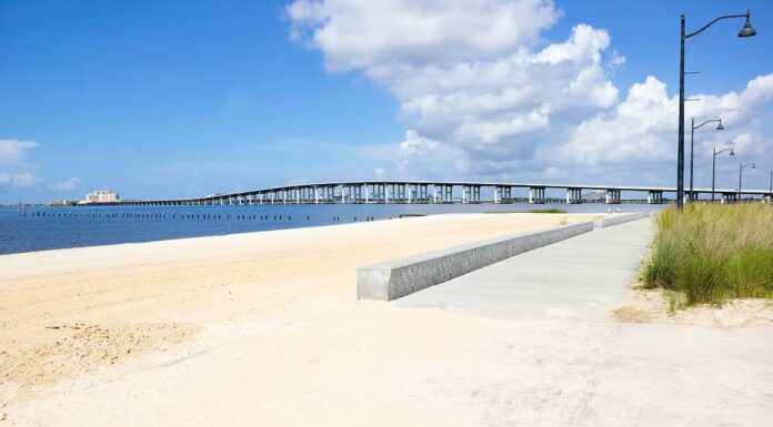 Biloxi Bay Bridge visto da Ocean Springs Beach