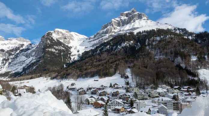 Vista invernale innevata in una stazione sciistica svizzera di Engelberg