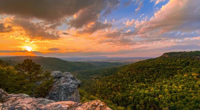 Uno scatto panoramico di Hawksbill Crag (Whitaker Point) nella contea di Newton, Arkansas al tramonto mignolo