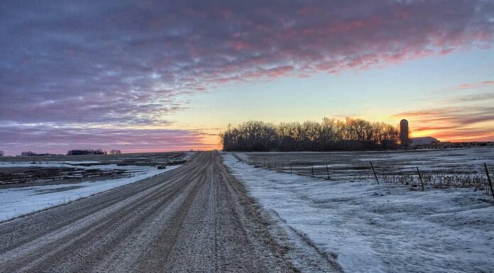 Un'alba presto in una fredda mattina d'inverno nelle zone rurali del Sud Dakota vicino a Valley Springs