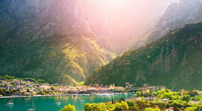 Vista panoramica della città di Cattaro in Montenegro