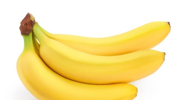 Casco di banane isolato su sfondo bianco con tracciato di ritaglio e profondità di campo completa.