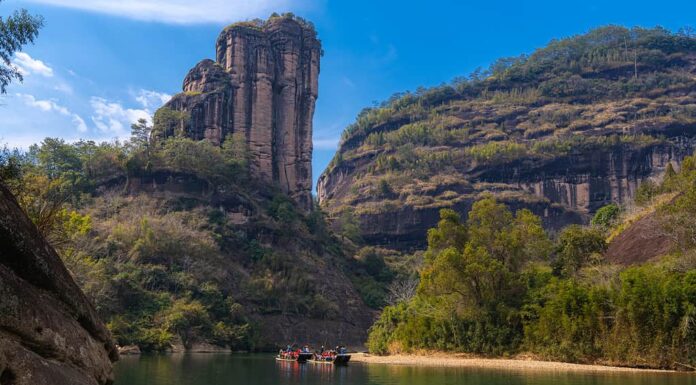 Immagine orizzontale del picco Wuyishan Yufu, Fujian, Cina dietro la roccia