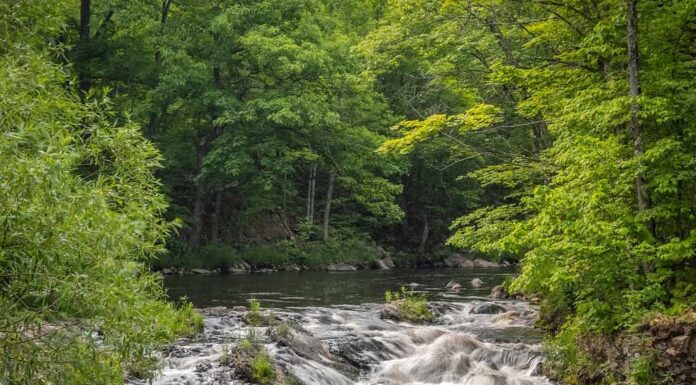 Kimball Park cade sul fiume Montreal nella città di Hurley nel Wisconsin, Stati Uniti